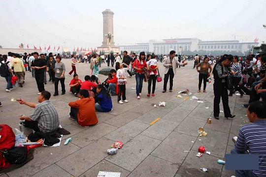 国慶節で旅行客が残していくゴミ3